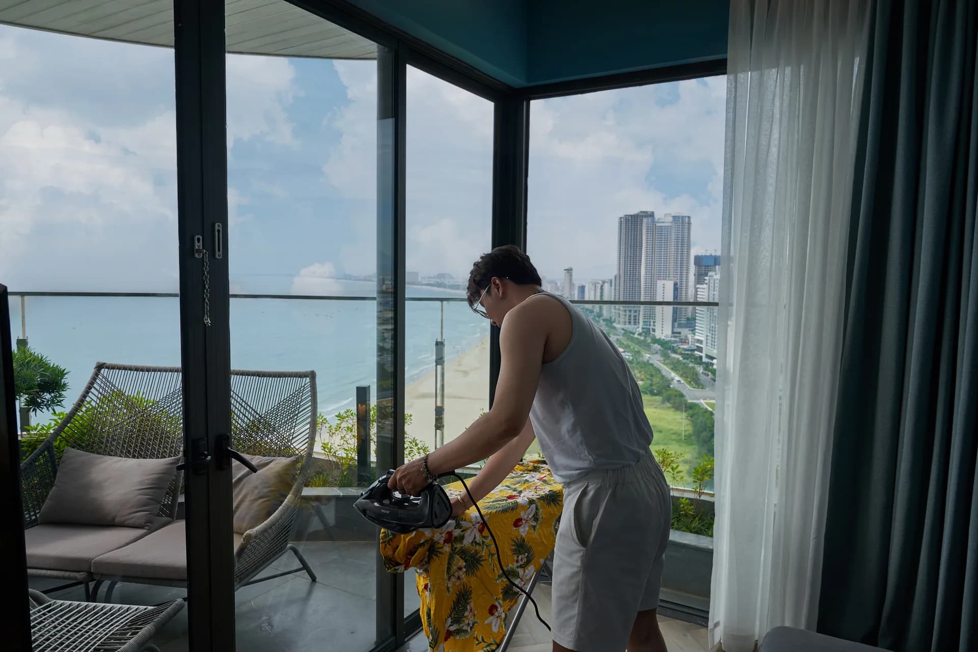 Khách lưu trú chuẩn bị trang phục bên khung cửa nhìn ra biển Đà Nẵng