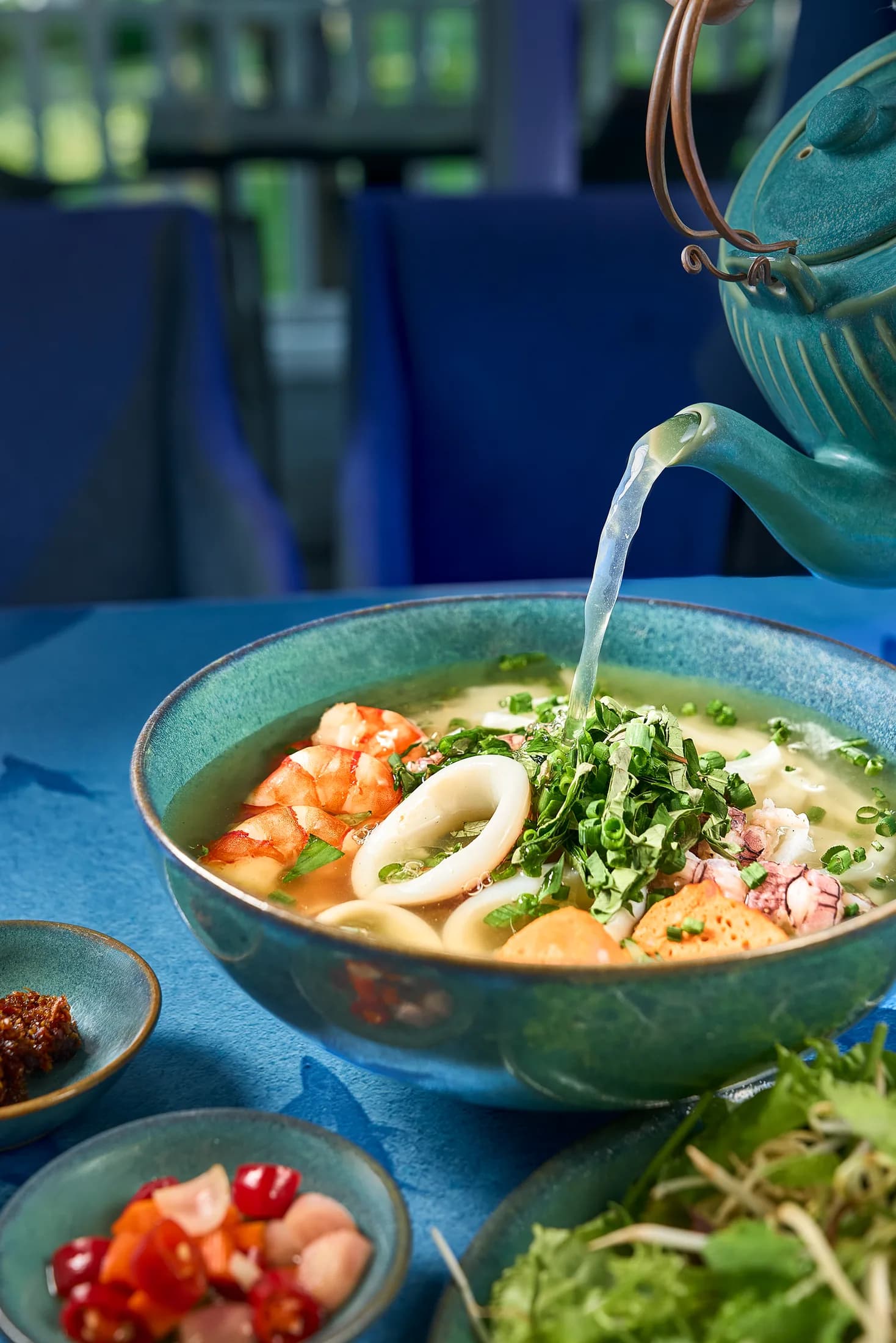 Món ăn được art direction theo bảng màu xanh của Premiere Village Danang