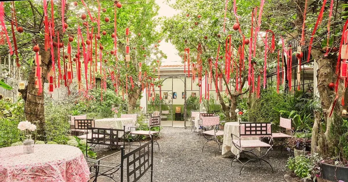 A garden with red ribbons and outdoor tables, Xi Nê Bistro & Jazz