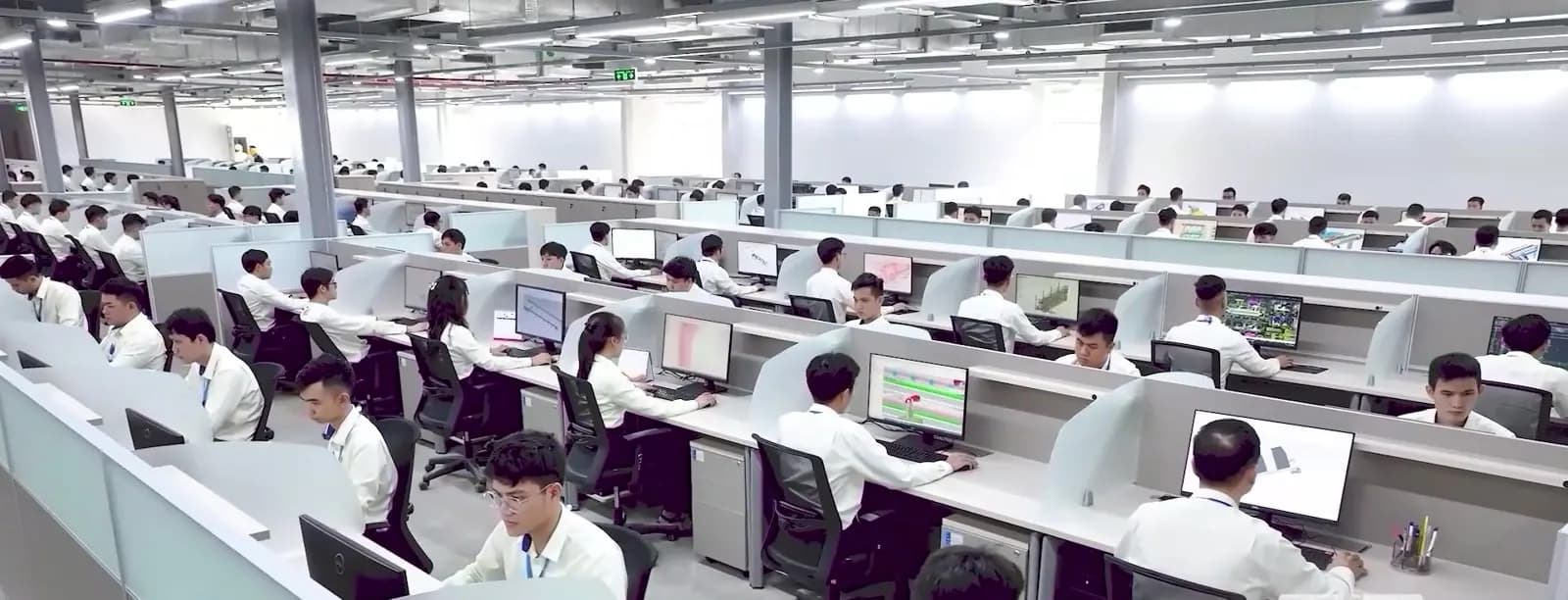 Kỹ sư làm việc tại văn phòng kỹ thuật