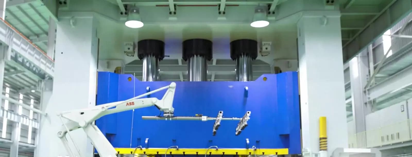 Robot công nghiệp tại dây chuyền ép