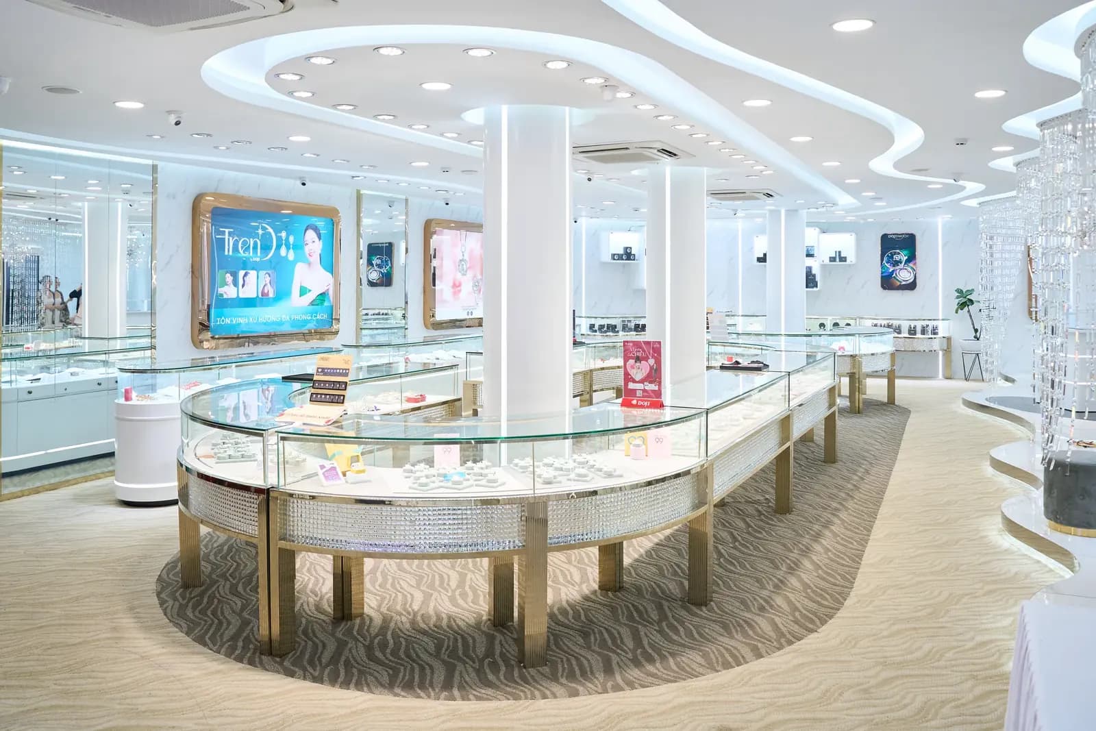 Showroom trang sức sáng với tủ kính, DOJI